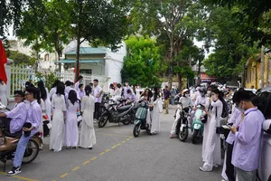 Hiệu trưởng THPT Tô Hiến Thành nói gì về việc nhiều HS không được dự khai giảng?