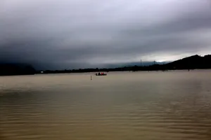 Chùm ảnh: Mưa lũ chia cắt, cô lập hàng trăm hộ dân ở Thanh Hóa