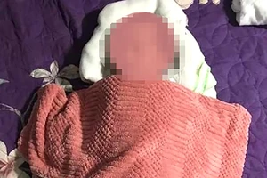 Bé gái sơ sinh bị bỏ rơi trước cổng nhà dân cùng tờ giấy nhắn của người mẹ