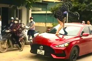 Bị khởi tố vì cắn đứt tai cô gái ngồi trong ô tô của chồng 