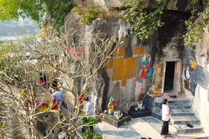 Di tích Quốc gia Chùa Quan Thánh bị tô vẽ, biến dạng nghiêm trọng