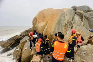 Cảnh sát giải cứu 1 phụ nữ có ý định nhảy xuống biển Sầm Sơn tự tử