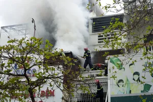 Hàng chục cảnh sát dập đám cháy gần Trung tâm thương mại Thanh Hóa