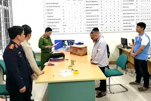 Bắt giám đốc Trung tâm đào tạo sát hạch lái xe ở Hòa Bình