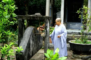 Khánh đá ngân vang như chuông đồng ở ngôi chùa cổ ngàn năm