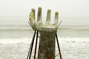 Du khách bất ngờ với 5 bàn tay khổng lồ mọc trên bờ biển ở Thanh Hóa