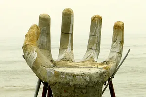 5 bàn tay khổng lồ xuất hiện trên biển Hải Tiến là chòi gác an ninh