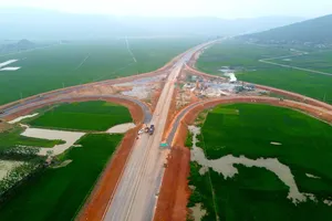 Cận cảnh cao tốc 12.000 tỉ Mai Sơn - Quốc lộ 45 dự kiến thông xe ngày 30-4