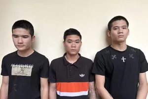 Nghi bạn gái bị ép làm nhân viên karaoke, rủ bạn đi bắt giữ người