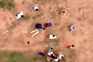 Bốn cán bộ quân đội cứu sống nữ sinh đuối nước trên sông Mã