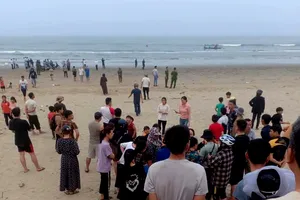 Nhóm 10 học sinh lớp 5 tắm biển, 1 em tử vong, 1 học sinh mất tích