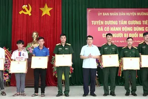 Tuyên dương 3 học sinh và 4 cán bộ quân đội dũng cảm cứu nữ sinh đuối nước