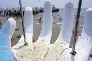 5 bàn tay khổng lồ ở biển Hải Tiến vẫn gây thất vọng