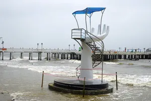 Bàn tay khổng lồ trên biển Hải Tiến được bảo vệ bằng cọc tre, dây ni lông