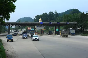 Trạm thu phí bỏ hoang suốt 6 năm gây mất an toàn trên Quốc lộ 1A