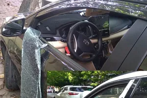 2 thanh niên dùng búa đập vỡ kính hàng chục ô tô con