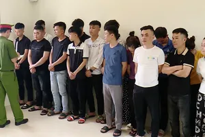 Triệu tập 32 người tiếp tay lừa đảo trên mạng cho chủ ở nước ngoài