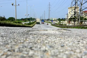 Thanh Hoá: Tuyến đường đầu tư hơn 800 tỉ bị bong tróc, lún