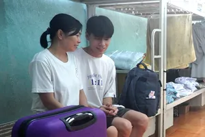 Người mẹ nhiều năm đi làm ăn xa, trở về động viên con trước kỳ thi tốt nghiệp THPT