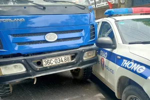 Bắt giam tài xế lái xe tải tông vào ô tô của CSGT