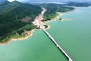 Cảnh sắc kỳ vĩ bên cây cầu vượt hồ dài nhất cao tốc Bắc – Nam