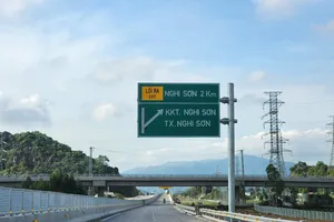 Nghi có người đổ hóa chất xuống mặt đường Cao tốc Nghi Sơn - Diễn Châu