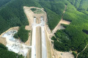 Ngắm hầm xuyên núi đá đầu tiên trên cao tốc Nghi Sơn - Diễn Châu