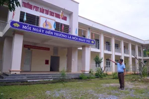 Xây trường 14 tỉ đồng rồi bỏ hoang, học sinh phải đi học nhờ