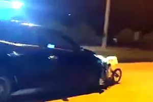 Cán bộ văn phòng đất đai gây tai nạn, kéo lê xe đạp điện trên đường