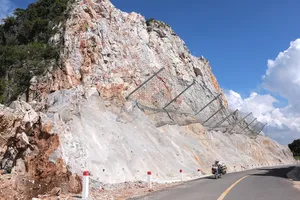 Sớm có giải pháp ngăn sạt lở đá qua cầu vượt cao tốc Mai Sơn-Quốc lộ 45