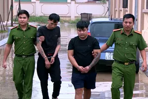 Nhóm mua bán ma túy thủ súng quân dụng, dao kiếm khi chở 'hàng'