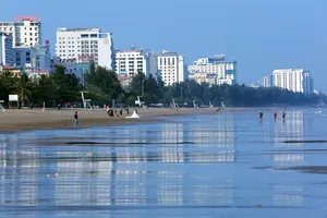 Ảnh: Lạ lùng cảnh biển Sầm Sơn, Thanh Hóa vắng khách du lịch 