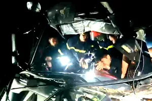 Cảnh sát giải cứu tài xế kẹt trong ca bin sau cú tông vào nhà dân