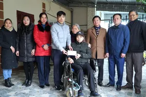 Báo Pháp Luật TP. HCM trao 50 triệu đồng hỗ trợ nữ vận động viên Lê Thị Huệ