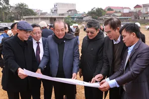 Nguyên Phó Thủ tướng Trương Hòa Bình thăm tượng đài tàu tập kết ra Bắc 