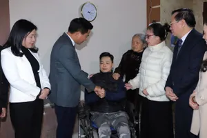 Bí thư Thanh Hóa tặng quà, chia sẻ khó khăn với với cựu vận động viên Lê Thị Huệ