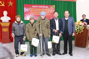 Nguyên Phó Thủ tướng Trương Hòa Bình tặng quà cán bộ miền Nam tập kết ra Bắc