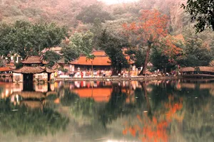 Ngắm hoa gạo nở đỏ rực bên ngôi chùa ngàn năm tuổi ở Hà Nội