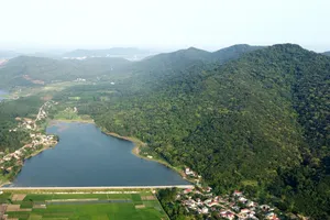 Hàng trăm cảnh sát bao vây khu rừng truy bắt phạm nhân bỏ trốn