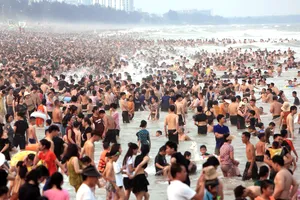 Biển Sầm Sơn chật như nêm trong kì nghỉ lễ