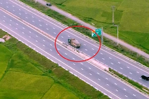 Đóng rào chắn sau vụ xe tải 'xé rào' vào cao tốc Bắc - Nam