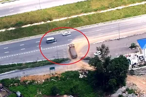 Xe tải 'xé rào' vào cao tốc: Xử nghiêm hành vi phá hoại công trình giao thông