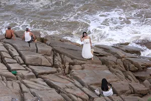 Du khách bất chấp nguy hiểm leo lên vách núi chụp ảnh biển Sầm Sơn