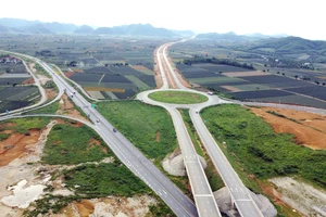 Cận cảnh nút giao thiết kế theo hình bán hoa thị trên cao tốc Mai Sơn - Quốc lộ 45