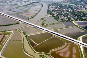 Cây cầu vượt cạn dài nhất nối hai huyện ven biển ở Thanh Hóa