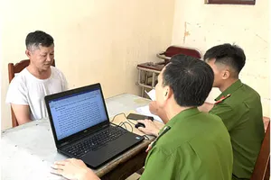 1 hạt phó quản lý đường bộ bị bắt vì trộm biển báo giao thông