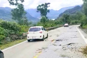 Mặt đường Quốc lộ 217 nối các huyện miền Tây Thanh Hóa bị sụt lún, nứt toác