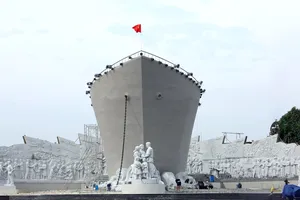 Ngắm tượng đài con tàu tập kết ra Bắc biểu tượng tình đoàn kết hai miền Nam – Bắc
