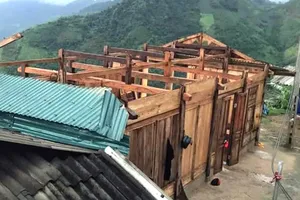 Ảnh hưởng bão số 3, hàng chục căn nhà ở Mường Lát bị tốc mái 