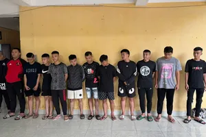 20 người mang dao kiếm tấn công người đi đường ở Sầm Sơn